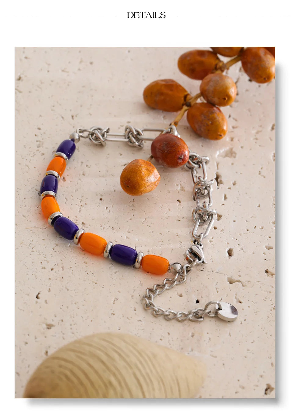 Resin geometric chain necklace in gold-plated stainless steel with resin.