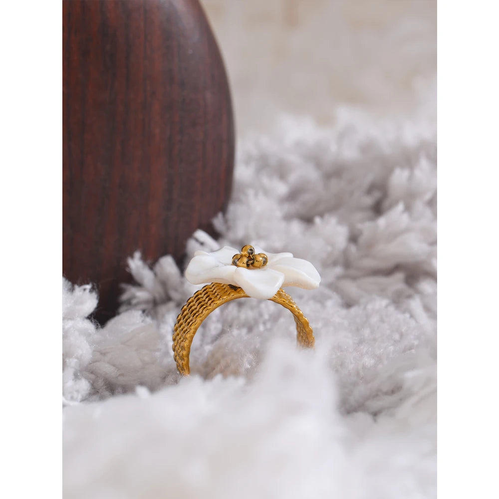 Shell flower ring in 18K gold-plated stainless steel with shell.