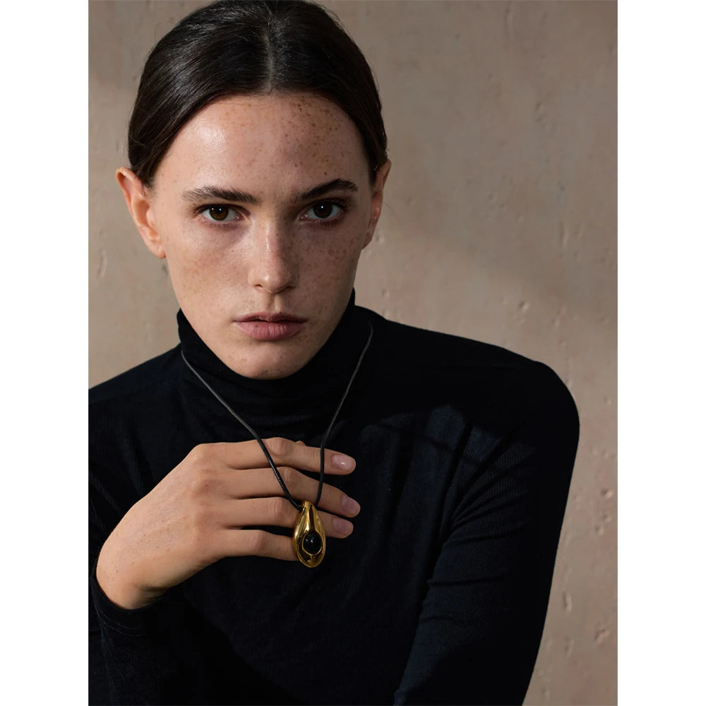 Natural stone geometric necklace in gold-plated stainless steel with natural stone.