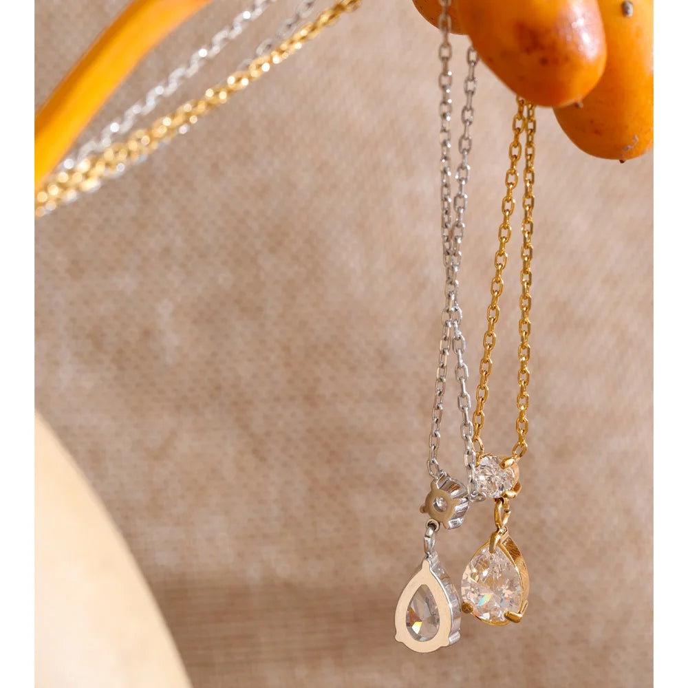 Cubic zirconia necklace in gold-plated stainless steel with cubic zirconia.