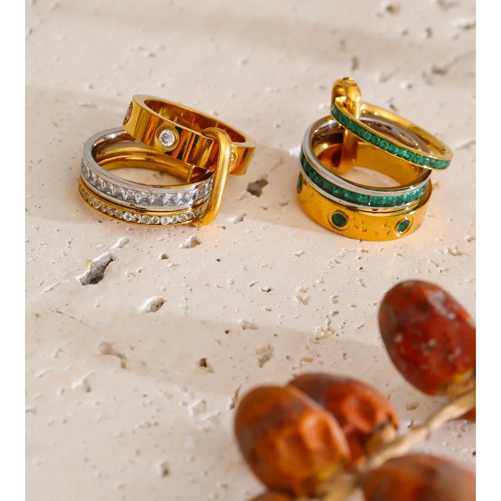 White cubic zirconia geometric ring in 18K gold-plated stainless steel with cubic zirconia.