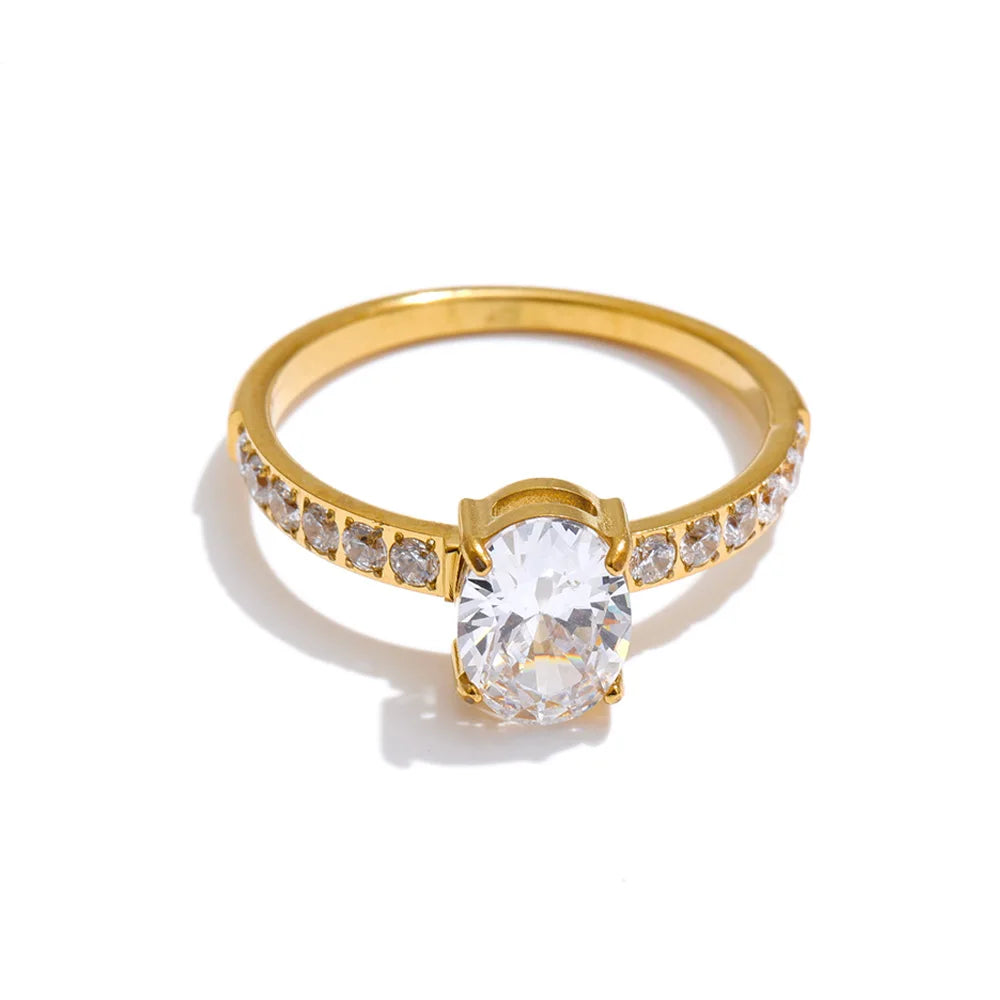 Cubic zirconia heart ring in gold-plated stainless steel with cubic zirconia.