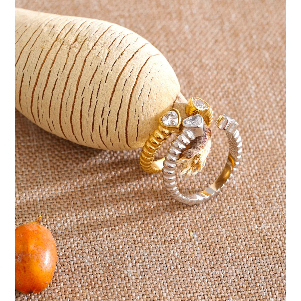 Cubic zirconia heart ring in gold-plated stainless steel with cubic zirconia.