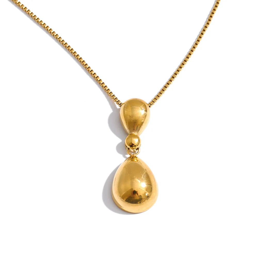 Geometric necklace in gold-plated stainless steel.
