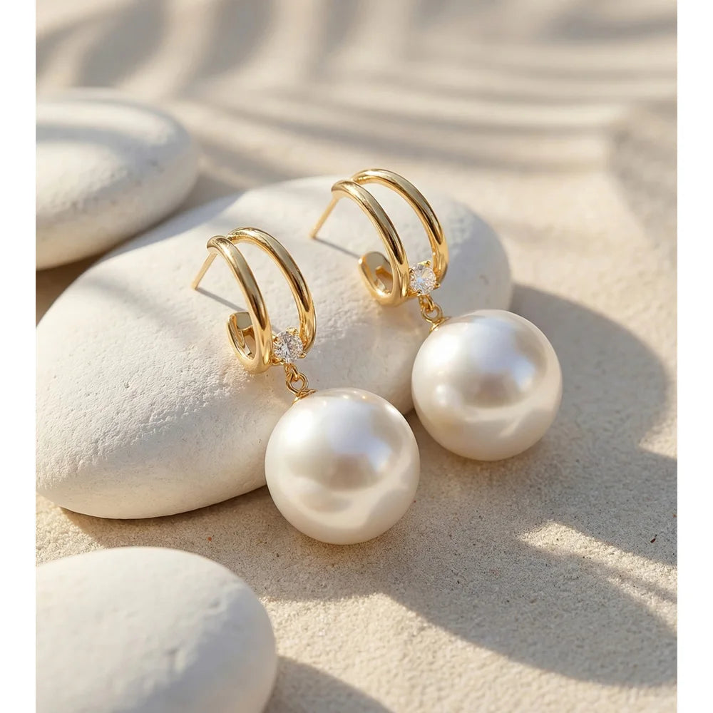 Pearl beaded geometric earrings in gold-plated stainless steel with pearl.