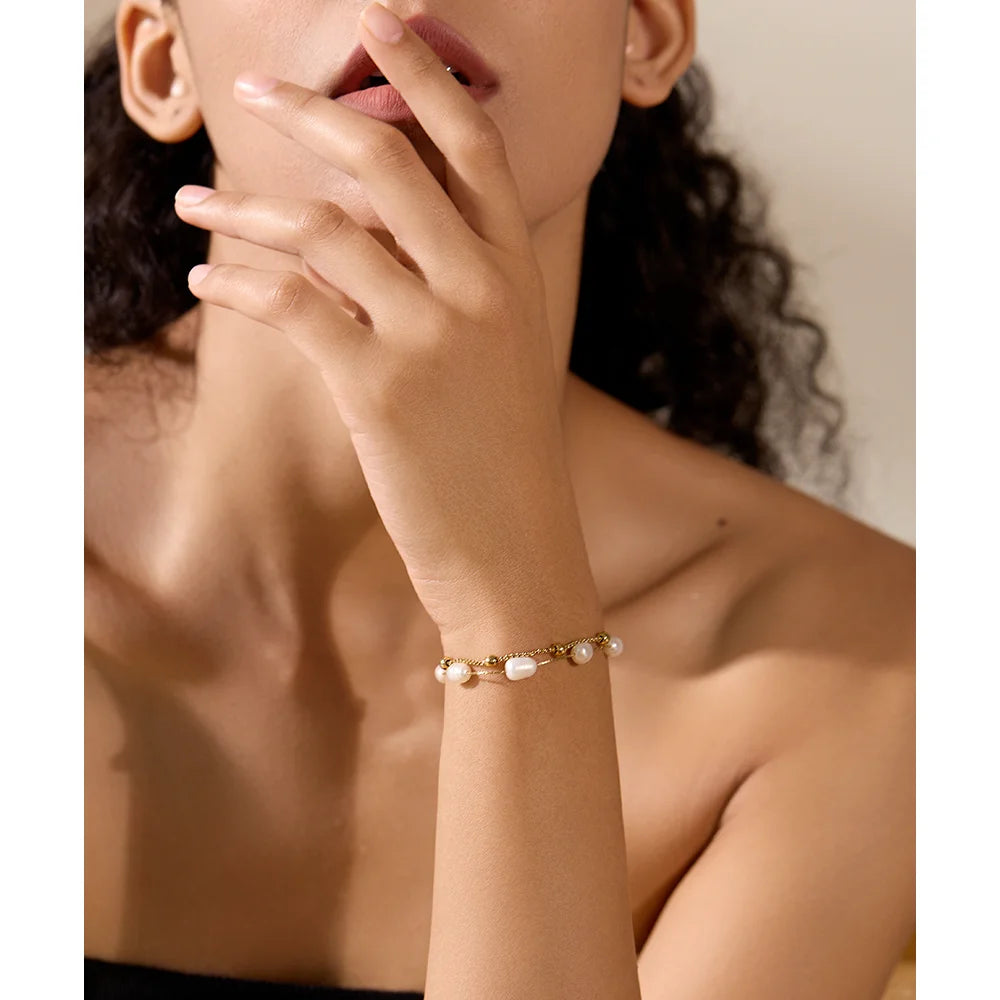 Freshwater pearl geometric chain necklace in gold-plated stainless steel with freshwater pearl.