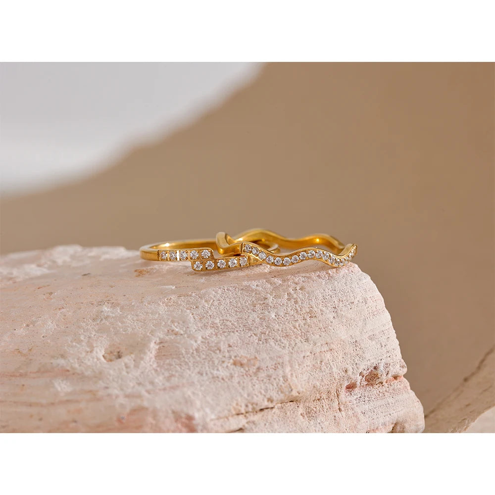 Cubic zirconia geometric ring in 18K gold-plated stainless steel with cubic zirconia.