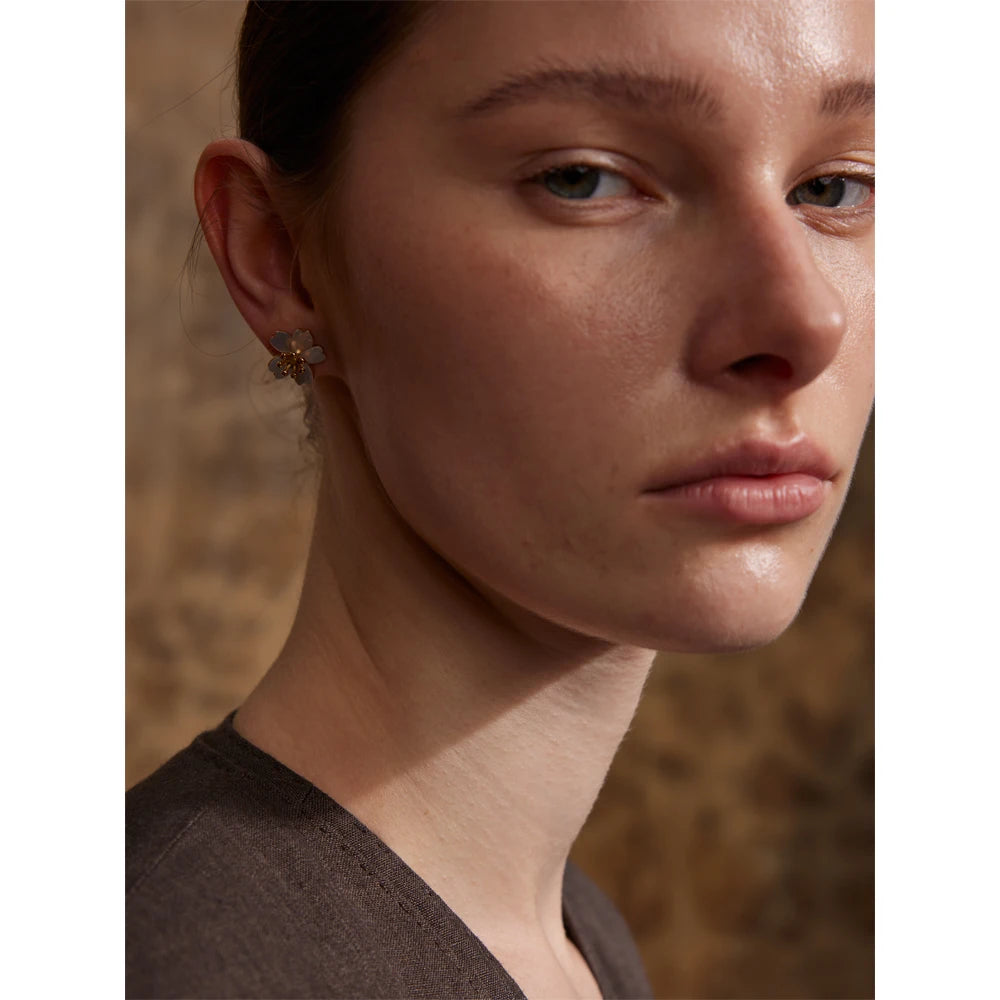 Shell flower earrings in stainless steel with shell.