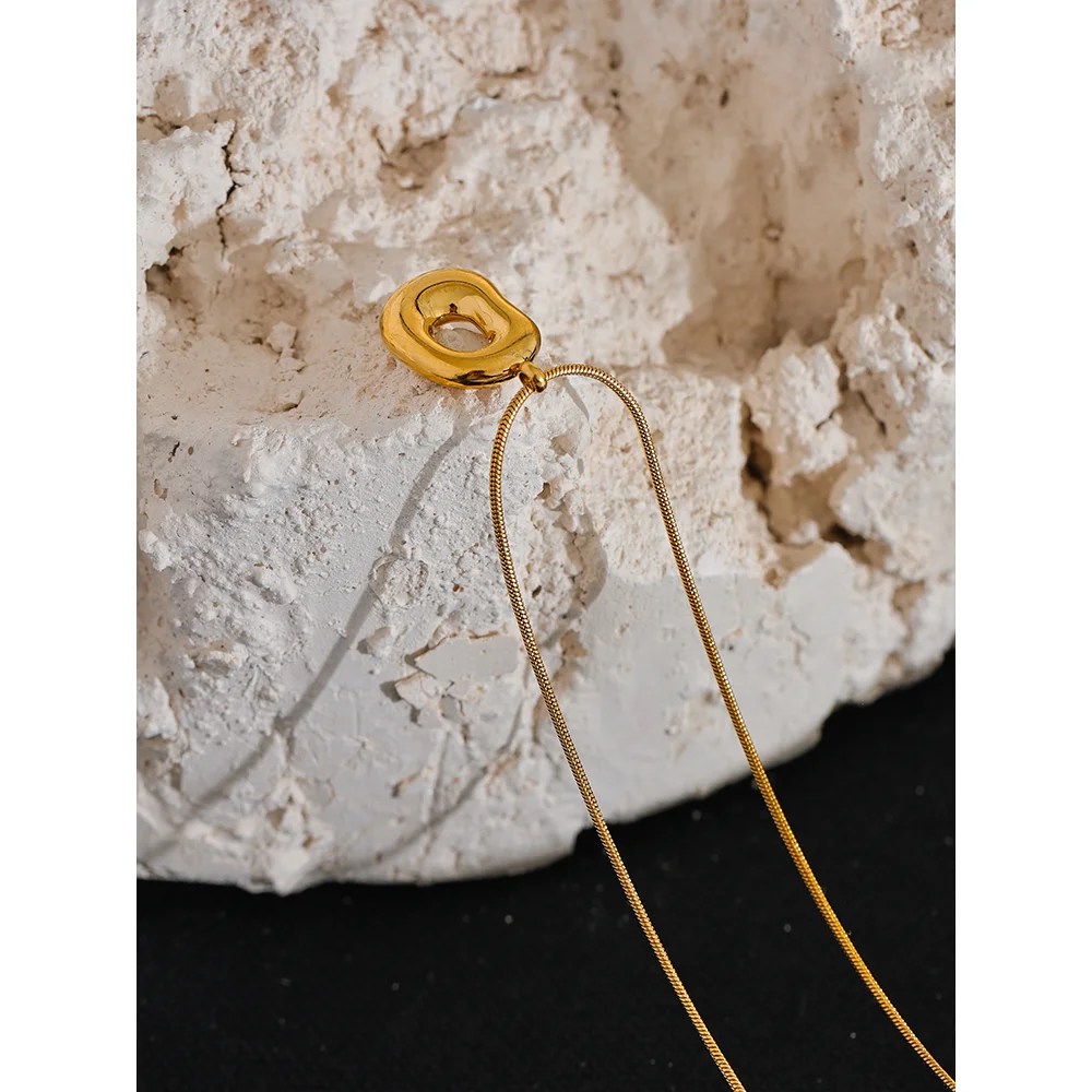 Geometric necklace in gold-plated 316L stainless steel.