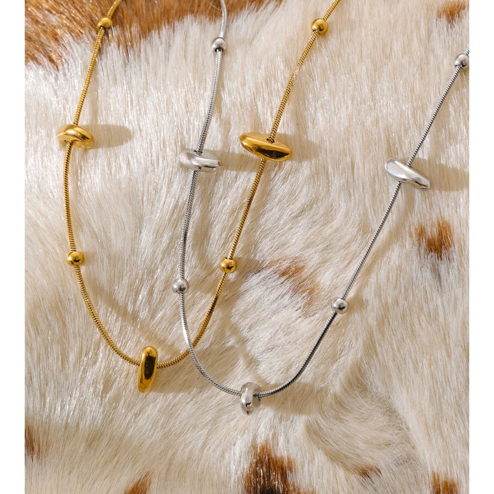 Geometric chain necklace in gold-plated stainless steel.