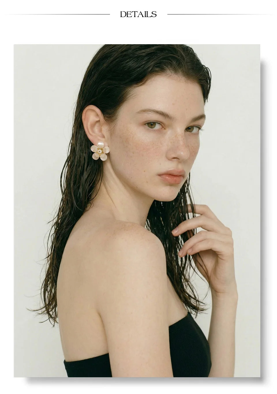 Resin flower earrings in gold-plated stainless steel with resin.