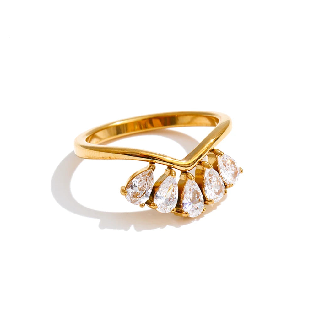 Cubic zirconia flower geometric ring in 18K gold-plated stainless steel with cubic zirconia.