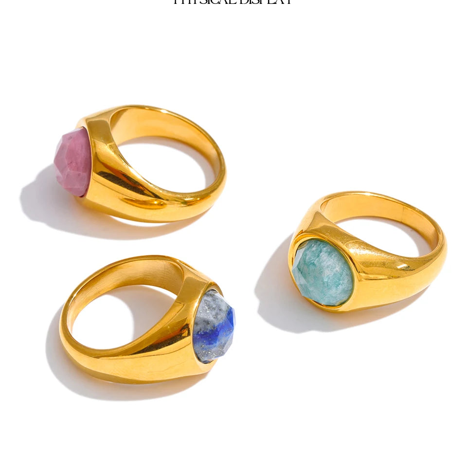 Natural stone geometric ring in 18K gold-plated stainless steel with natural stone.