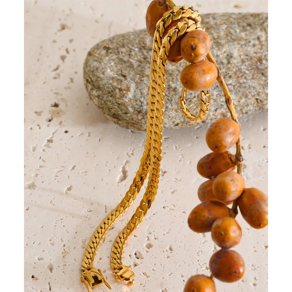 Geometric chain necklace in gold-plated stainless steel.