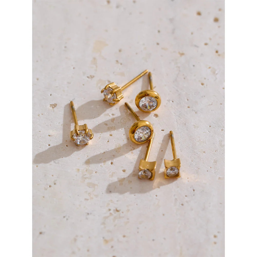 Cubic zirconia geometric earrings in gold-plated stainless steel with cubic zirconia.