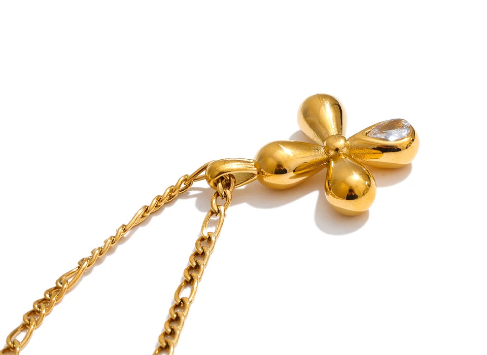 Cubic zirconia flower necklace in gold-plated stainless steel with cubic zirconia.