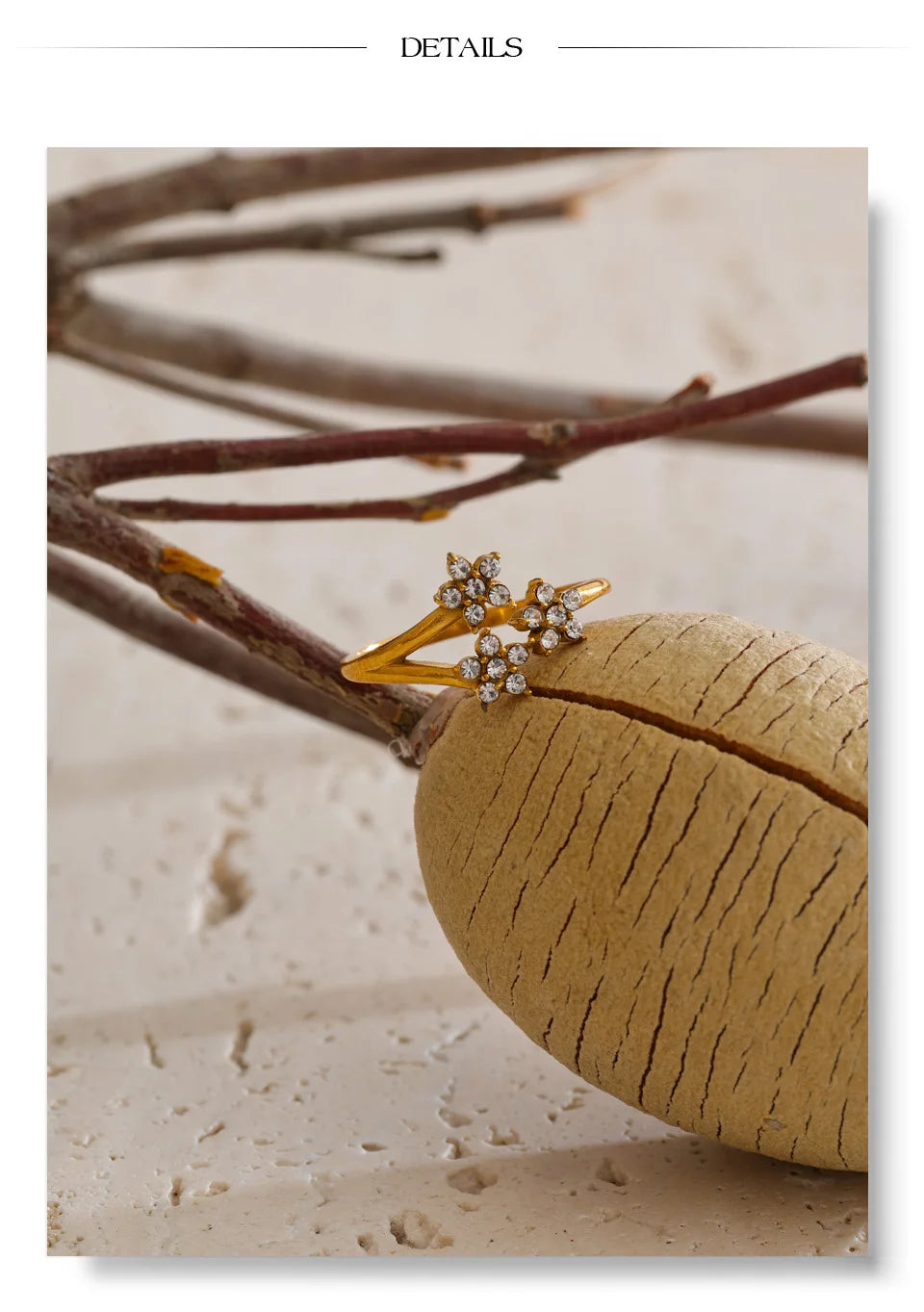 Cubic zirconia flower ring in 18K gold-plated stainless steel with cubic zirconia.