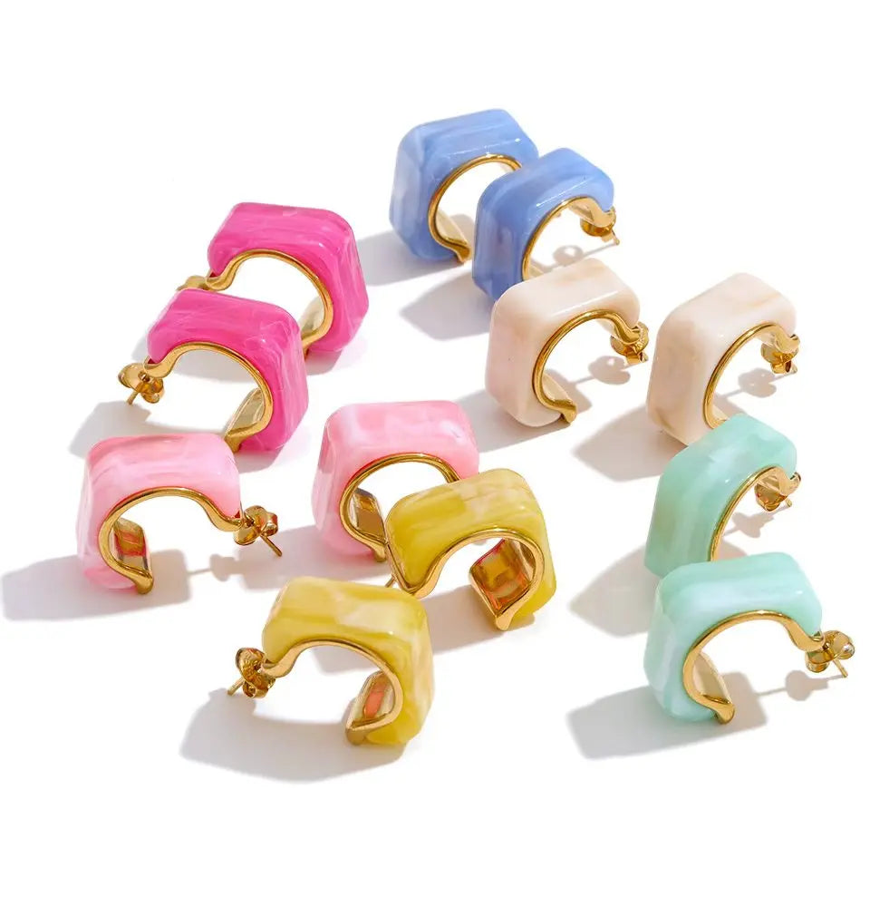 Resin acrylic geometric earrings in gold-plated stainless steel with resin and acrylic.