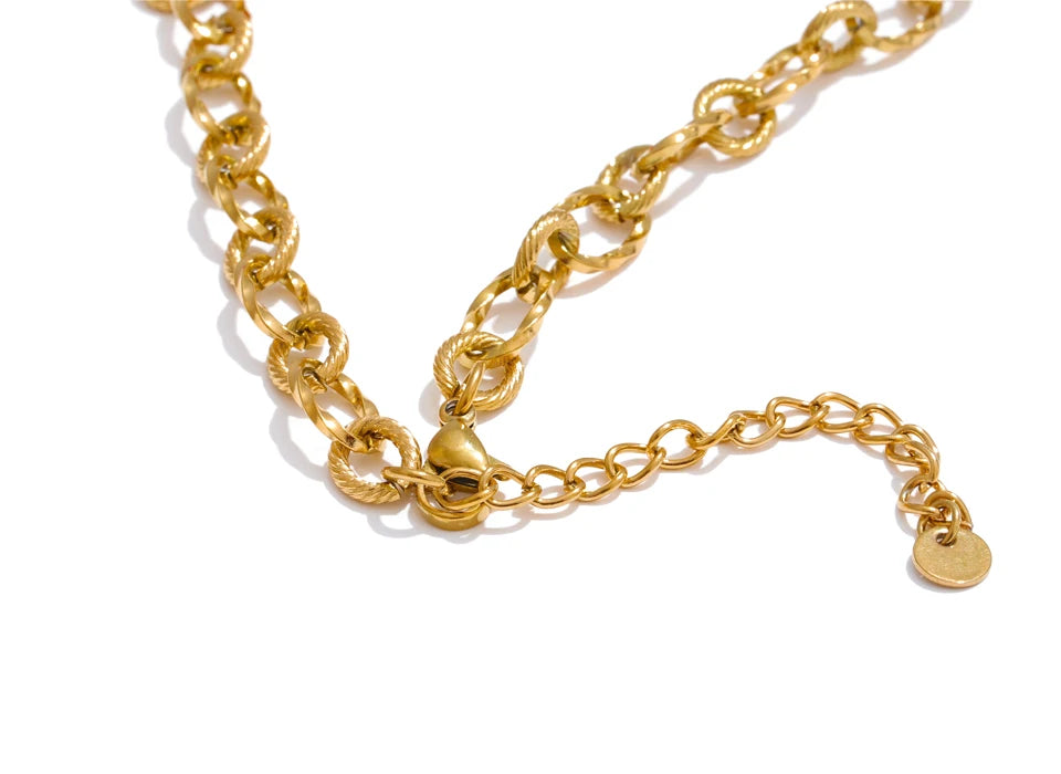 Geometric necklace in gold-plated stainless steel.