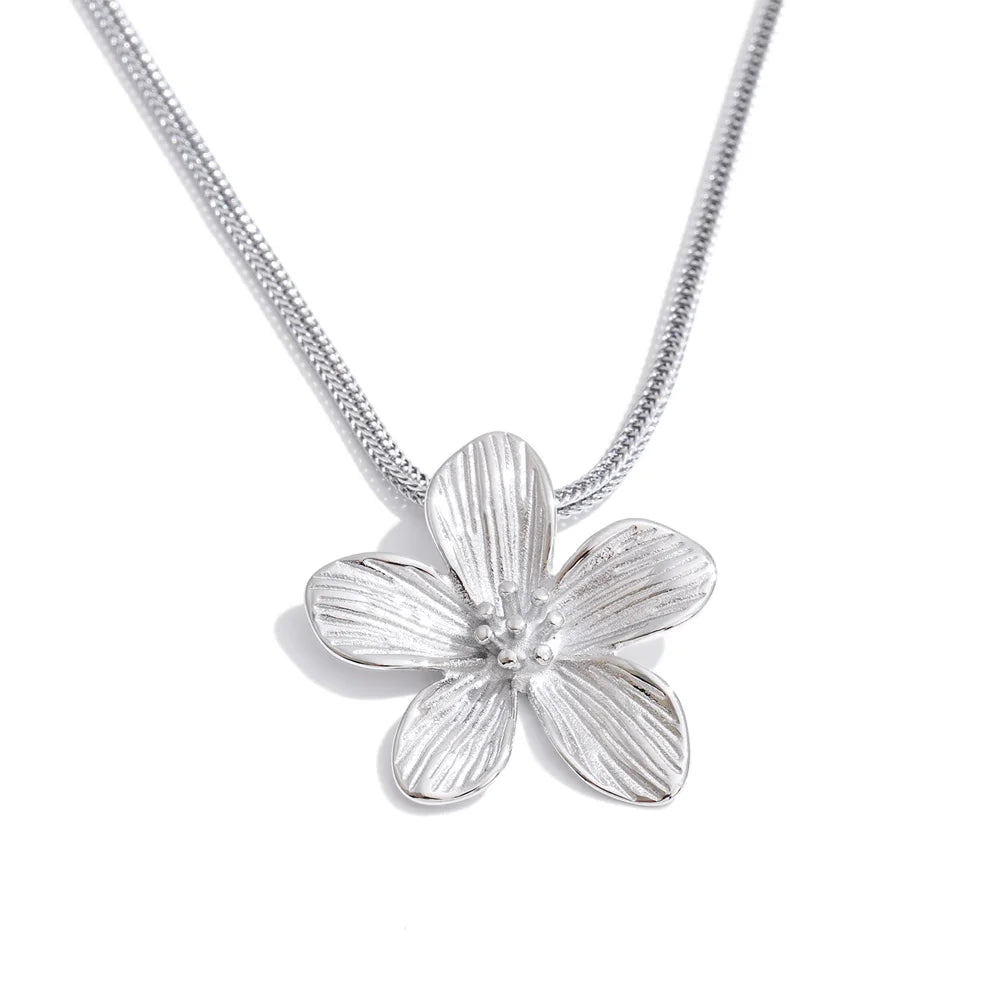 Flower necklace in gold-plated stainless steel.