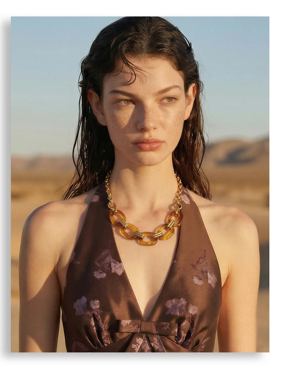 Resin geometric chain necklace in gold-plated stainless steel with resin.