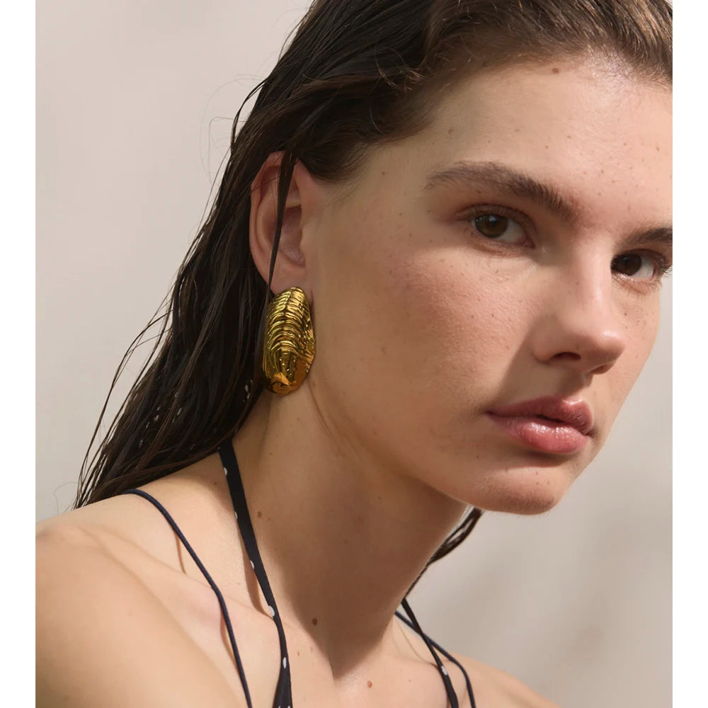 Geometric earrings in gold-plated stainless steel.