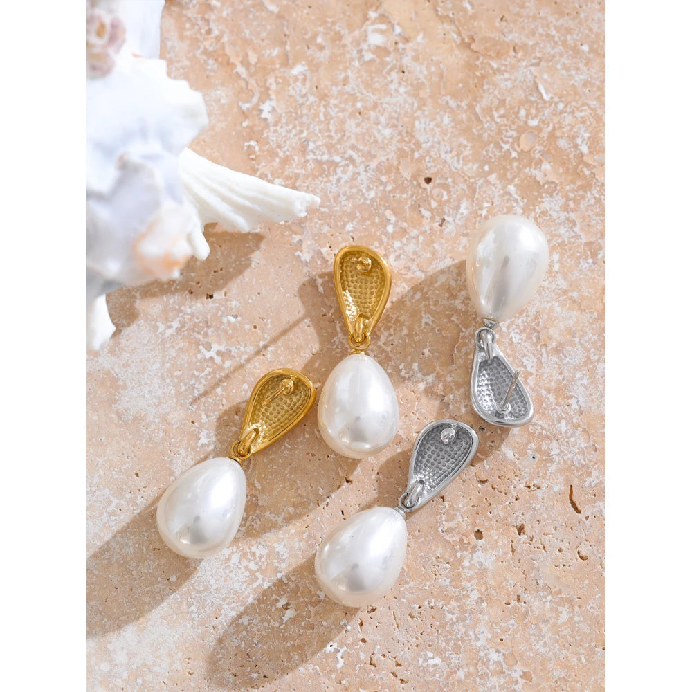 Pearl geometric earrings in gold-plated stainless steel with pearl.