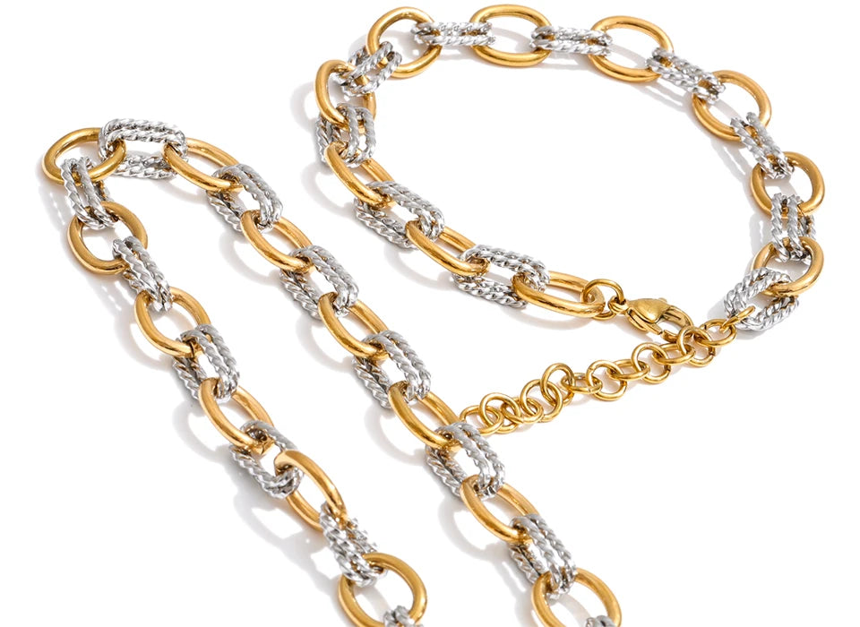 Geometric chain necklace in gold-plated stainless steel.