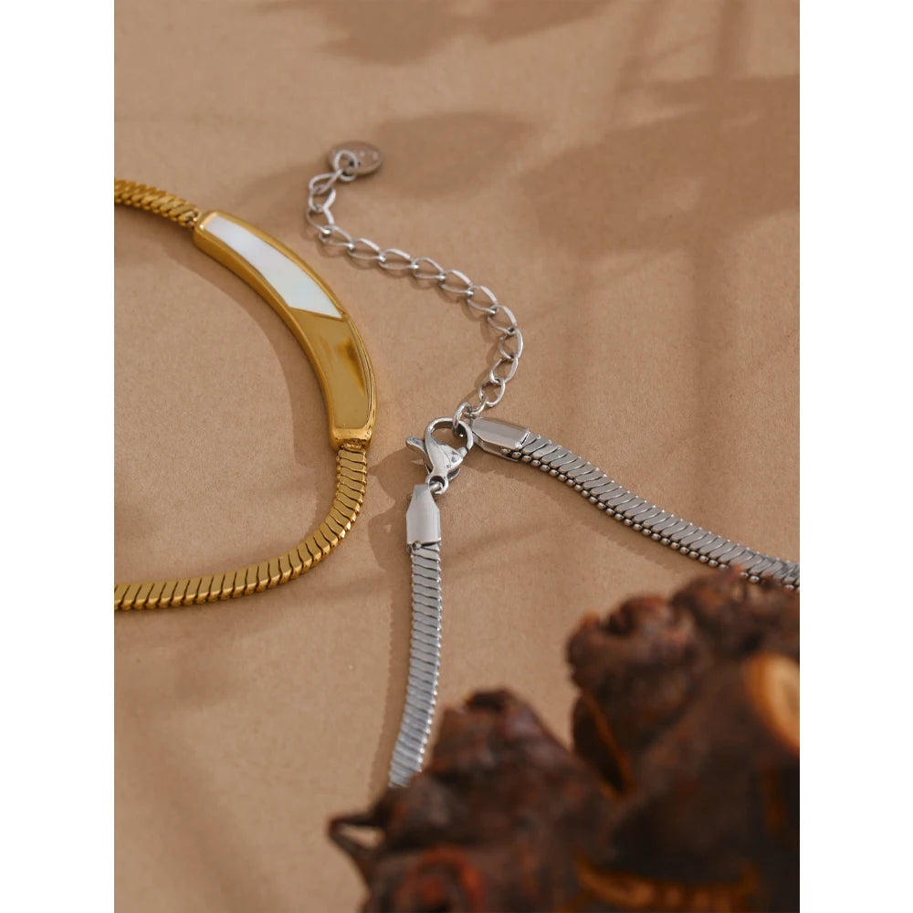 Shell geometric chain necklace in gold-plated stainless steel with shell.