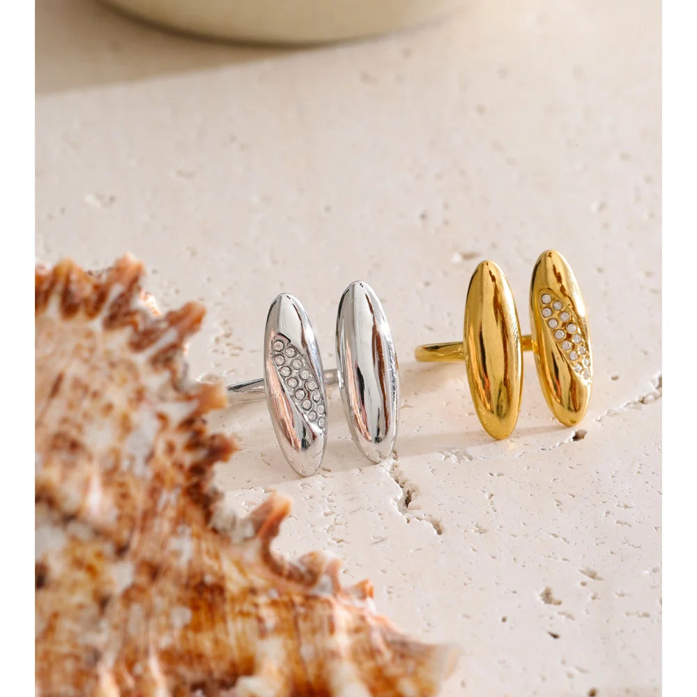 Cubic zirconia geometric ring in 18K gold-plated stainless steel with cubic zirconia.