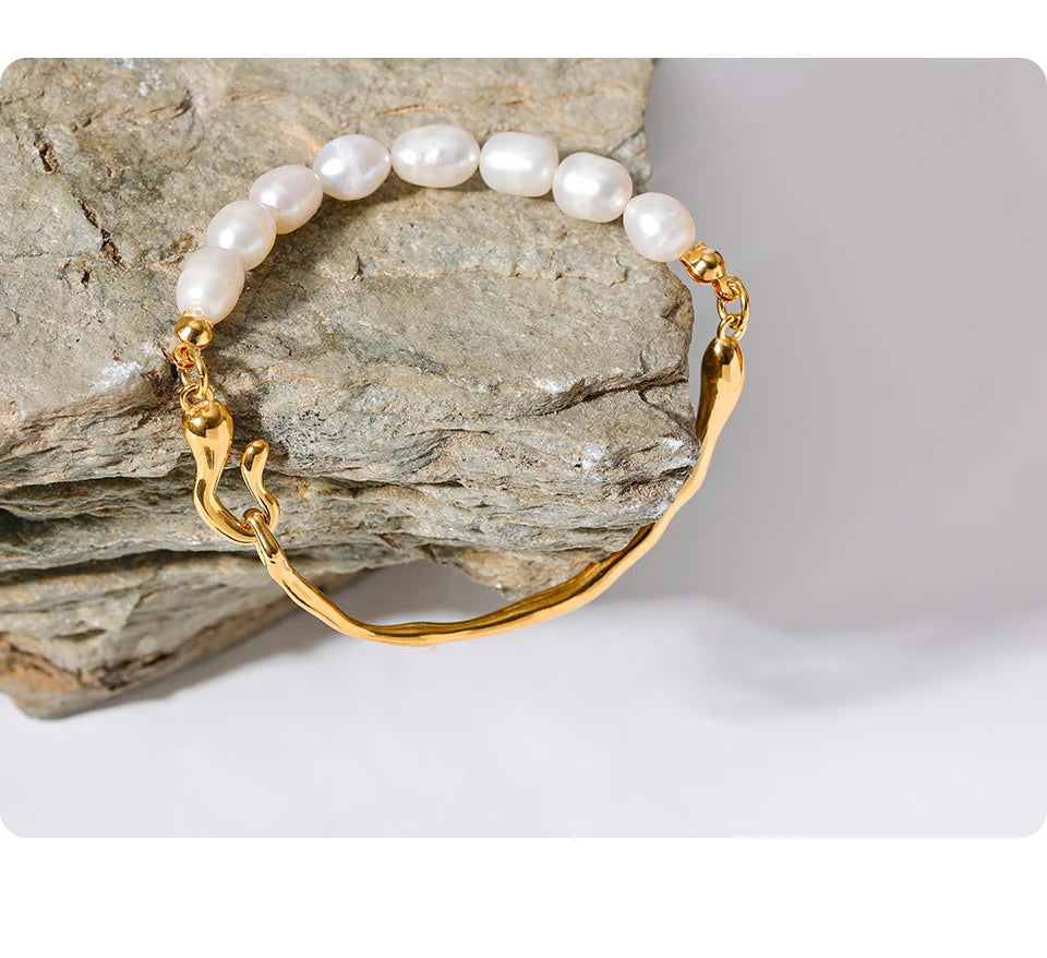 Freshwater pearl geometric bracelet in 18K gold-plated stainless steel with freshwater pearl.