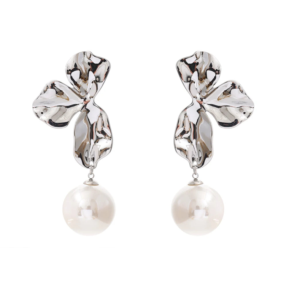 Pearl flower earrings in gold-plated stainless steel with pearl.