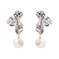 Pearl flower earrings in gold-plated stainless steel with pearl.