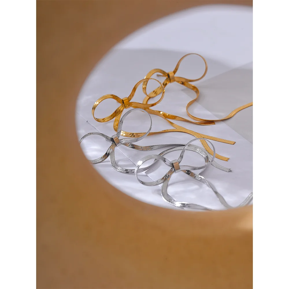 Bow chain earrings in gold-plated stainless steel.