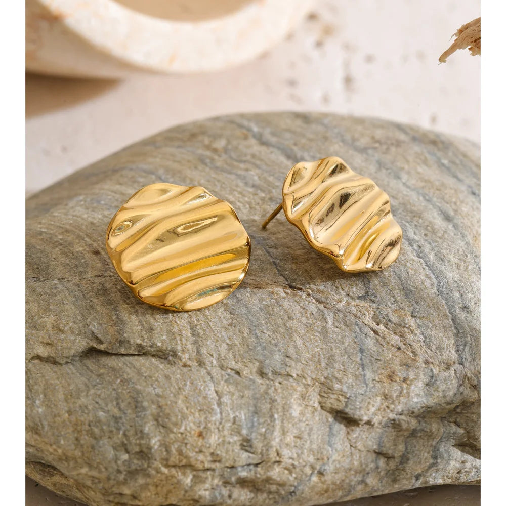 Geometric earrings in gold-plated stainless steel.