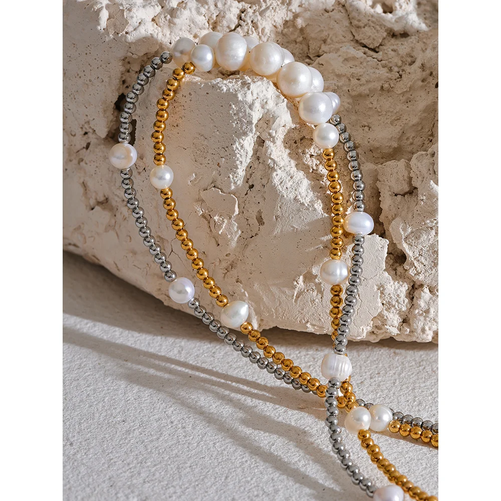 Freshwater pearl geometric necklace in gold-plated stainless steel with freshwater pearl.