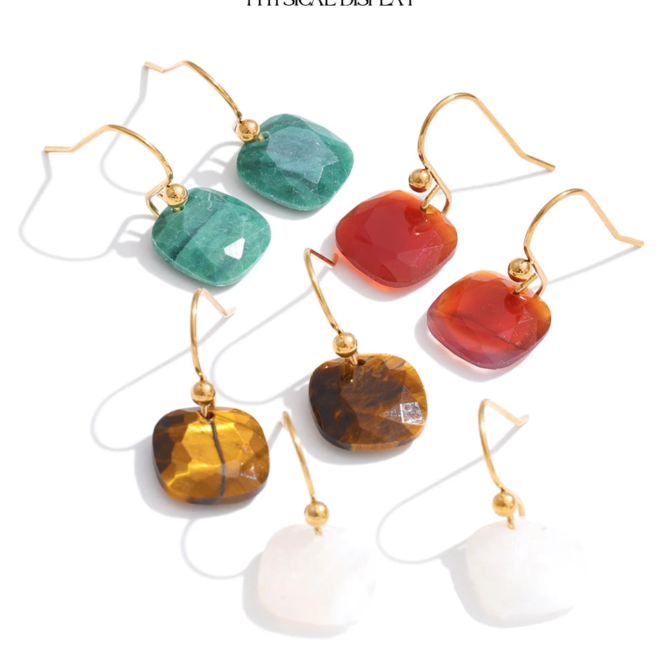 Natural stone geometric earrings in gold-plated stainless steel with natural stone.