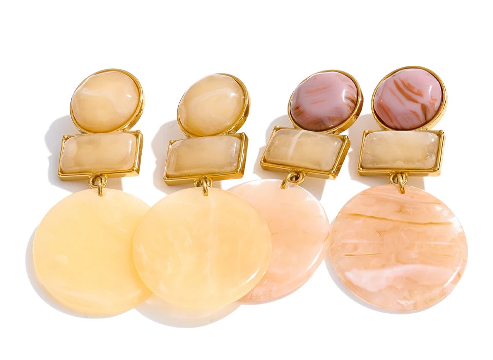 Resin geometric earrings in gold-plated stainless steel with resin.