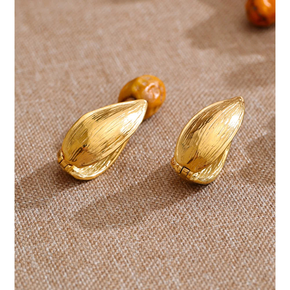 Geometric earrings in gold-plated stainless steel.