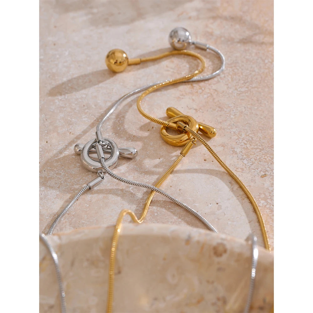 Geometric chain necklace in gold-plated stainless steel.
