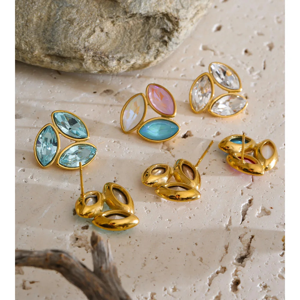 White crystal flower earrings in gold-plated stainless steel with crystal.