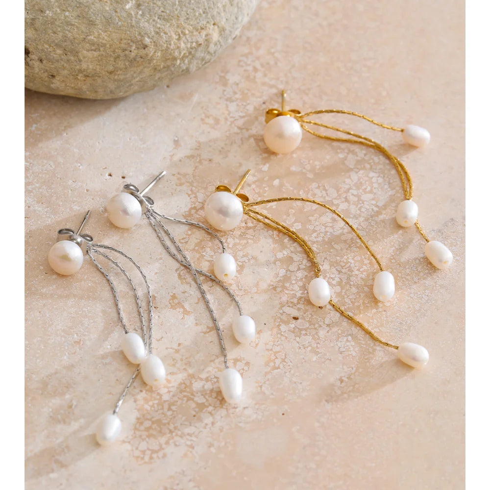 Freshwater pearl geometric chain earrings in gold-plated stainless steel with freshwater pearl.