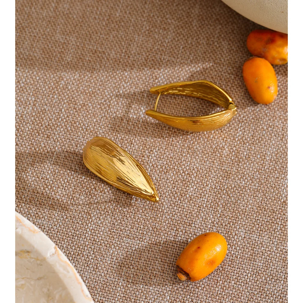 Geometric earrings in gold-plated stainless steel.