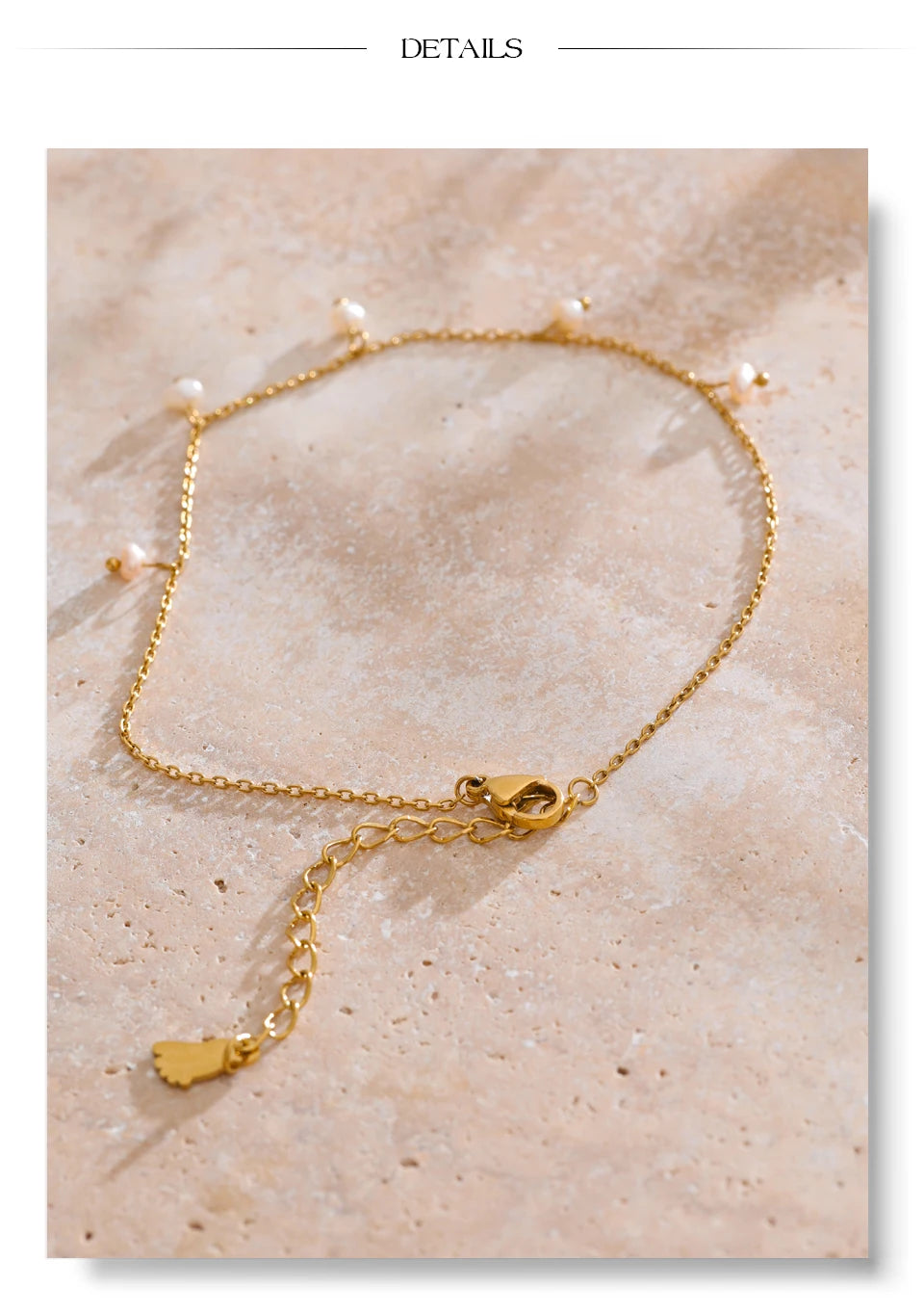 Freshwater pearl geometric chain necklace in gold-plated stainless steel with freshwater pearl.