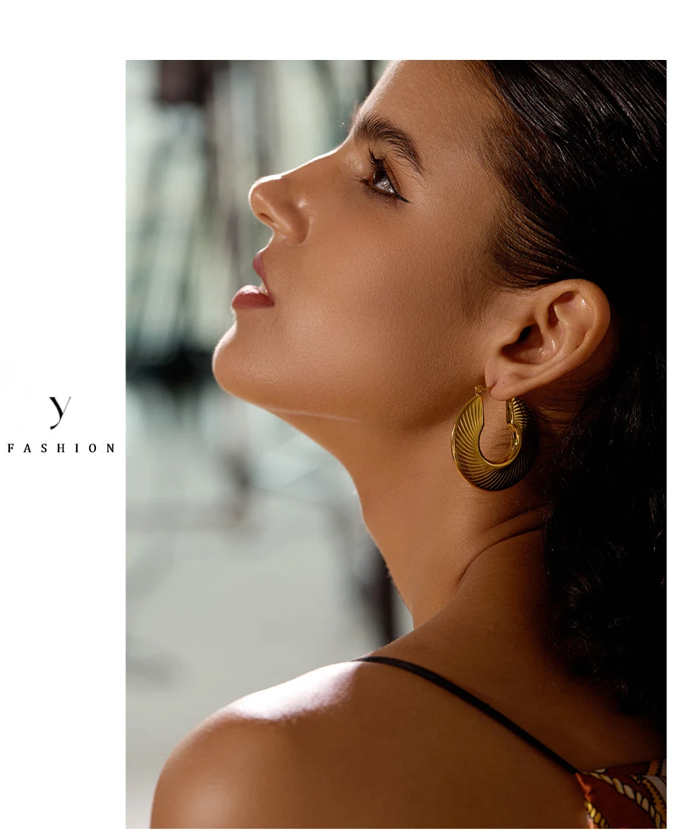 Minimalist geometric earrings in gold-plated stainless steel.