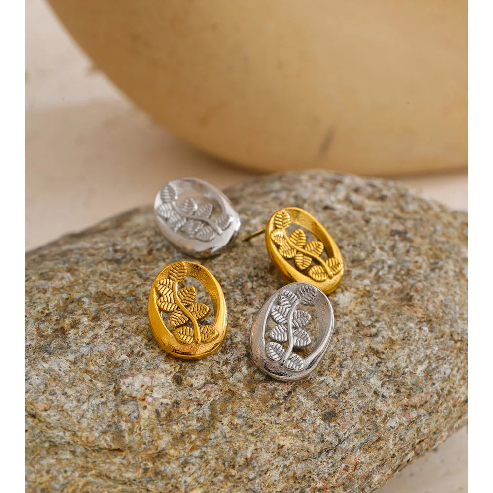 Geometric earrings in gold-plated stainless steel.