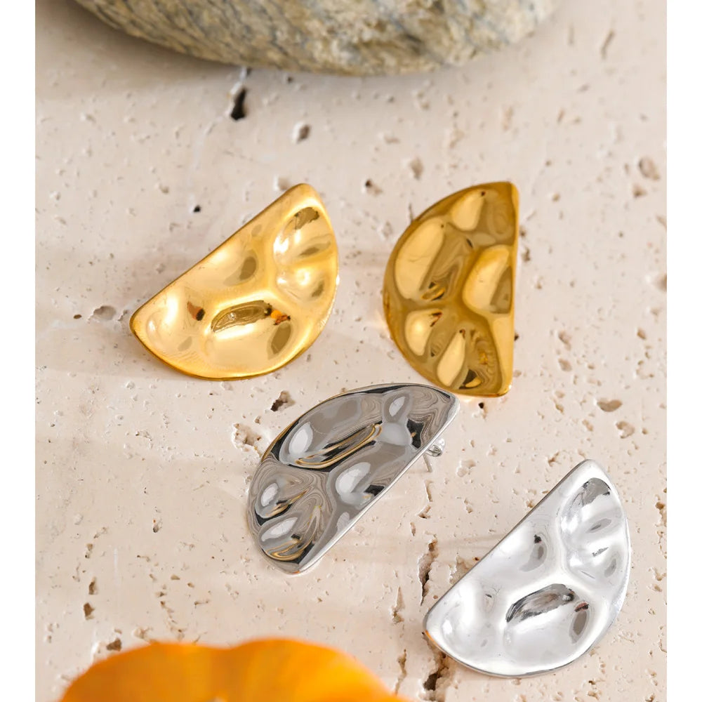 Hammered geometric earrings in gold-plated stainless steel.