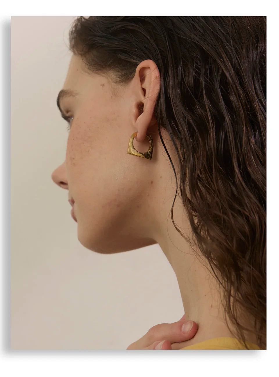 Geometric earrings in gold-plated stainless steel.