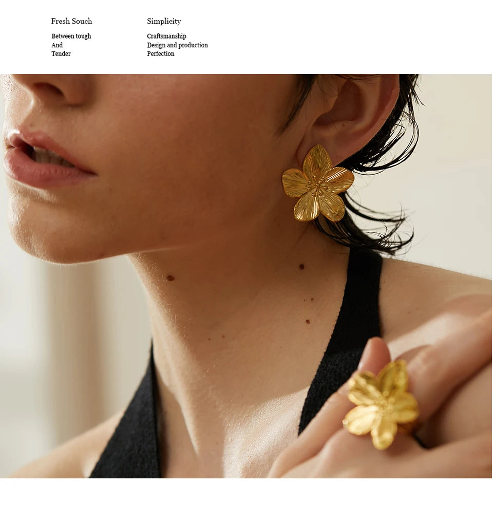 Flower geometric ring in 18K gold-plated stainless steel.