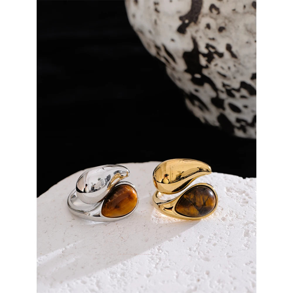 Natural stone geometric ring in gold-plated 316L stainless steel with natural stone.
